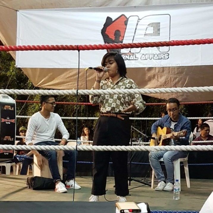 Young music talents performing in between the matches