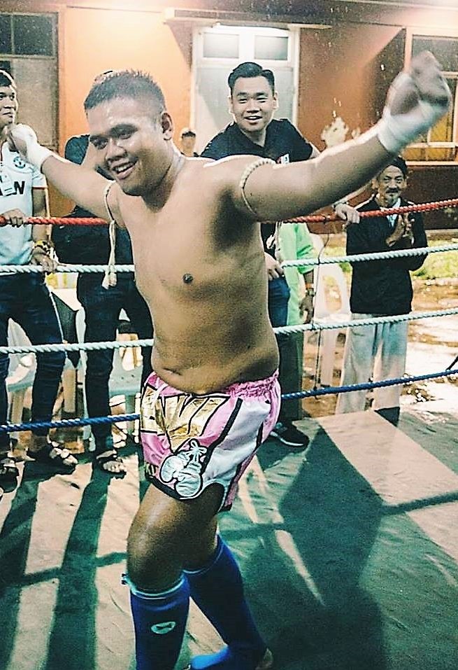 Denni makes his entrance into the ring with a catchy Thai dance.