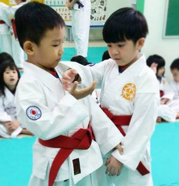 Two students sparring at aikiForest