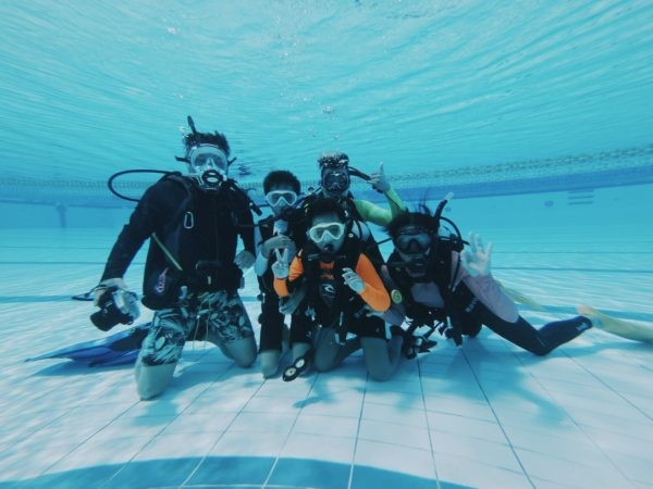 Children learning how to dive with Dive Degree